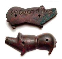 TES-3001 - Tessera hospitalis
bronze
Objet de forme variée, le plus souvent plat, une ou deux faces couvertes de textes (caractères ibériques ou latins) évoquant la fonction de cette tessère dans le cadre des pratiques d'hospitalité exercées en Hispanie.