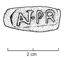 TES-4014 - Tessère rectangulaire : ANT.PR
plomb
Fragment de plomb de forme rectangulaire, écrasé par l'apposition d'une marque estampée dans un cartouche rectangulaire : ANT.PR (ANT ligaturés); revers lisse.