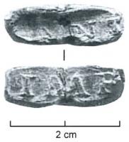 TES-4026 - Tessère rectangulaire : ANT / IMP
plomb
Fragment de plomb de forme rectangulaire, écrasé par l'apposition d'une marque estampée sur les deux faces, sans cartouche : ANT / IMP; perforation transversale.