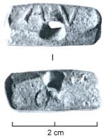 TES-4027 - Tessère rectangulaire : AV / CN
plomb
Fragment de plomb de forme rectangulaire, écrasé par l'apposition d'une marque estampée sur les deux faces, sans cartouche : AV / CN; perforation transversale.