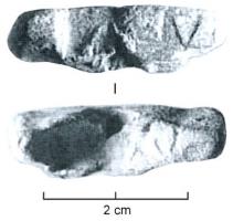 TES-4028 - Tessère rectangulaire : AV / AV
plomb
Fragment de plomb de forme rectangulaire, écrasé par l'apposition d'une marque estampée sur les deux faces, sans cartouche : AV / AV; perforation transversale.