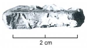 TES-4029 - Tessère rectangulaire : ...A
plomb
Fragment de plomb de forme rectangulaire, écrasé par l'apposition d'une marque estampée sur une face, sans cartouche : ... A; perforation transversale.