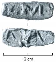 TES-4030 - Tessère rectangulaire : AFA / LM
plomb
Fragment de plomb de forme rectangulaire, écrasé par l'apposition d'une marque estampée sur les deux faces, sans cartouche : AFA / LM ; perforation transversale.