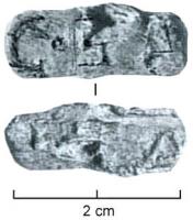 TES-4033 - Tessère rectangulaire : C.EA / ITA
plomb
Fragment de plomb de forme rectangulaire, écrasé par l'apposition d'une marque estampée sur les deux faces, sans cartouche : C.EA / ITA (I et T incertains); perforation transversale.