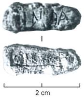 TES-4035 - Tessère rectangulaire : CH...A
plomb
Fragment de plomb de forme rectangulaire, écrasé par l'apposition d'une marque estampée sur une face, sans cartouche : CH..A; au revers, graffite ..IAN..A.. ? perforation transversale ?