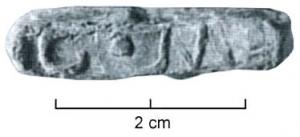 TES-4038 - Tessère rectangulaire : C.M. / C.M.
plomb
Fragment de plomb de forme rectangulaire, écrasé par l'apposition d'une marque estampée sur les deux faces, sans cartouche : C.M. / C.M. ; perforation transversale.