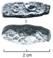 TES-4040 - Tessère rectangulaire : C.Q / animal
plomb
Fragment de plomb de forme rectangulaire, écrasé par l'apposition d'une marque estampée sur les deux faces, sans cartouche : C.Q / animal bondissant à gauche ? ; perforation transversale ?
