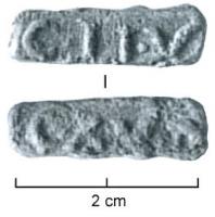 TES-4041 - Tessère rectangulaire : C.II.V / C.II.V.O
plomb
Fragment de plomb de forme rectangulaire, écrasé par l'apposition d'une marque estampée sur les deux faces, sans cartouche : C.II.V / C.II.V.O? ; perforation transversale ?