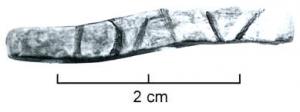 TES-4043 - Tessère rectangulaire : DAV / DAV
plomb
Fragment de plomb de forme rectangulaire, écrasé par l'apposition d'une marque estampée sur les deux faces, sans cartouche : DAV  /  DAV (V incertain) ; perforation transversale ?