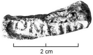 TES-4044 - Tessère rectangulaire : DNLIIF
plomb
Plaquette en plomb, découpée au tranchet, écrasée par l'apposition d'une marque estampée  sur une face, sans cartouche : DNLIIF (ou DNLIIP);  revers  lisse.