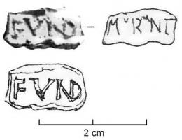 TES-4048 - Tessère rectangulaire : FVND
plomb
Plaquette en plomb, découpée au tranchet, écrasée par l'apposition d'une marque estampée sur une face, sans cartouche : FVND (ND ligaturés);  revers  lisse (avec graffites).
