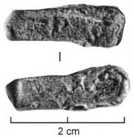 TES-4049 - Tessère rectangulaire : GPS / GPS
plomb
Fragment de plomb de forme rectangulaire, écrasé par l'apposition d'une marque estampée sur les deux faces, sans cartouche : GPS  /  GPS (première lettre incertaine au revers); perforation transversale.