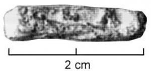 TES-4054 - Tessère rectangulaire : ..LA
plomb
Fragment de plomb de forme rectangulaire, écrasé par l'apposition d'une marque estampée sur les deux faces, sans cartouche : .. LA; revers lisse ? ; perforation transversale.