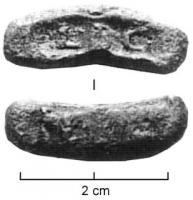 TES-4056 - Tessère rectangulaire : .L.B.C. / LB
plomb
Fragment de plomb de forme rectangulaire, écrasé par l'apposition d'une marque estampée sur les deux faces, sans cartouche : .L.B.C.  / LB ; perforation transversale.