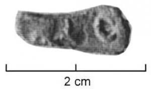 TES-4057 - Tessère rectangulaire : LCC / LCC
plomb
Fragment de plomb de forme rectangulaire, écrasé par l'apposition d'une marque estampée sur les deux faces, sans cartouche : LCC  /  LCC ; perforation transversale.