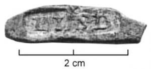 TES-4059 - Tessère rectangulaire : LLS.D
plomb
Plaquette en plomb, découpée au tranchet, écrasée par l'apposition d'une marque estampée sur une face, sans cartouche : LLS.D ;  revers  lisse.