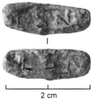 TES-4060 - Tessère rectangulaire : L.S.N / L.S.N
plomb
Fragment de plomb de forme rectangulaire, écrasé par l'apposition d'une marque estampée sur les deux faces, sans cartouche :  L.S.N  /  L.S.N; perforation transversale.