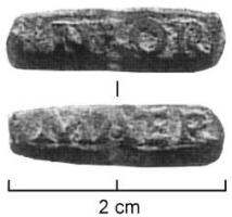 TES-4061 - Tessère rectangulaire : MATER / NIOR
plomb
Fragment de plomb de forme rectangulaire, écrasé par l'apposition d'une marque estampée sur les deux faces, sans cartouche :  MATER  /  NIOR (TE ligaturés); perforation transversale.