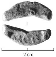 TES-4063 - Tessère rectangulaire : MCR / ..R..
plomb
Fragment de plomb de forme rectangulaire, écrasé par l'apposition d'une marque estampée sur les deux faces, sans cartouche : MCR  /  ..R..; perforation transversale.