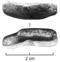 TES-4065 - Tessère rectangulaire : NAR / N...
plomb
Fragment de plomb de forme rectangulaire, écrasé par l'apposition d'une marque estampée sur les deux faces, sans cartouche :  NAR  /  N...  (R, ou B?) ; perforation transversale.