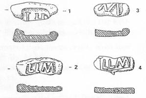 TES-4069 - Tessère rectangulaire : LLM
plomb
Fragment de plomb de forme rectangulaire, écrasé par l'apposition d'une marque estampée sur les deux faces, sans cartouche : LLM; pas de perforation transversale?