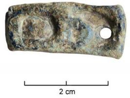 TES-4083 - Tessère rectangulaire : O ?
plomb
Fragment de plomb de forme rectangulaire, écrasé par l'apposition d'une marque estampée : O ? ; revers lisse. Perforation circulaire à une extrémité.