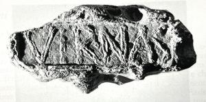 TES-4115 - Tessère rectangulaire : VIR.NAS
plomb
Tessère rectangulaire à perforation transversale, marquée VIR.NAS.