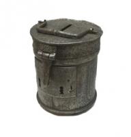 TIR-9002 - Tirelire de confrérie ou corporation
fer
Récipient cylindrique à fonction de tirelire, diversement décoré, avec une fente sur la partie supérieure et une serrure pour l'ouverture