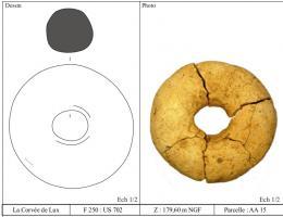 TOR-1001 - Tore en terre cuite
argile
Anneau modelé, de section ronde, la perforation centrale est approximativement égale à la section du tore.