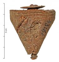 TOU-4001 - Toupie
bois
Objet conique, la face supérieure plane est surmontée d'un disque et sans doute d'un axe servant à lancer la toupie.