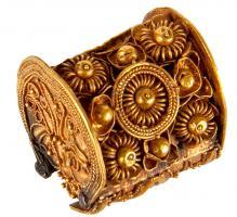 TPA-4004 - Tube porte-amuette
or
Minuscule boîtier cylindrique, orné de filigranes et refermé sur lui-même, prévu pour contenir des amulettes.