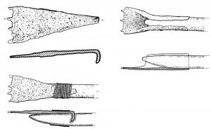 TPL-6003 - Griffe de templet
fer
Outil composé de deux éléments fixés aux extrémités d'un manche en bois, et assemblé par une virole de manière à former un ustensile de longueur variable. L'une des extrémités, à douille,  comporte une partie active courte, prolongée par quelques dents rectilignes très espacées. L'autre est de forme triangulaire, avec les mêmes dents mais une extrémité proximale simplement effilée et repliée à angle droit.