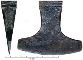 TRC-9001 - Tranche
fer
Tranche massive, à large lame arrondie, destinée à être fixée sur un billot grâce à sa douille rectangulaire, courte et à parois très épaisses (env. 10 mm) ;  deux rainures parallèles marquent le bord de la douille.