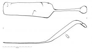 TRL-4005 - Truelle
fer
Truelle à lame rectangulaire et dont la tige n'est pas coudée à angle droit, mais à environ 135° et se termine par un bouton circulaire.
