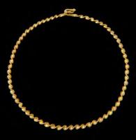 TRQ-1004 - Torque torsadé
or
Torque à jonc torsadé, de section plate, formant des arêtes aigües; terminaisons repliées à extrémités coniques.