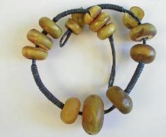 TRQ-2007 - Torque composite
bronze
Torque filiforme, lisse ou torsadé, à extrémités repliées, sur lequel sont enfilées diverses parures.