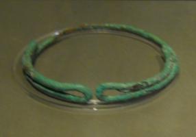 TRQ-3015 - Torque à extrémités recourbées
bronze
Torque dont les extrémités repliées forment de longues boucles allongées.