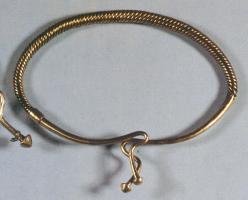 TRQ-3016 - Torque ouvert, jonc torsadé à crochets
argent
Torque à jonc torsadé sur toute la longueur, à lexception des extrémités lisses et effilées, dont les extrémités recourbées forment des crochets terminés par des boutons coniques, ou parfois deux boucles sans doute reliées par un lien organique.