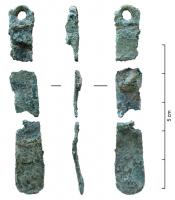 TRT-4014 - Pince de nécessaire de toilette
bronze
Pince de petites dimensions surmontée d'une bélière moulée pouvant être moulurée. La forme des branches et des mors est variable.