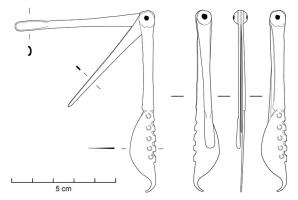 TRT-7001 - Trousse de toilette ou furgeoir
bronze
Trousse composée d'une curette, d'une tige rectiligne avec parfois une autre bifide, et d'un coutelet multi-fonctionnel : la pointe effilée et recourbée sert de cure-dent, le côté arrondi est tranchant et le dos rectiligne, fortement encoché, peut servir de râpe.