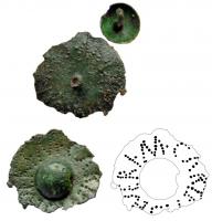 TSM-4002 - Tessère militaire circulaire 
bronze
Clou d'applique servant de support à une inscription, circulaire ou linéaire, sur une ou deux lignes, et généralement ponctuée.