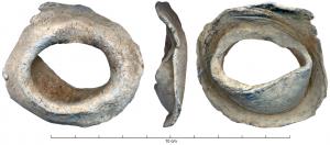 TUY-4002 - Raccord ou embouchure de tuyau 
plomb
TPQ : -30 - TAQ : 500
Extrémité tubulaire avec une collerette terminale pouvant présenter un système de fixation avec ou sans clou. Il s'agit d'un probable élément de jonction entre une adduction (ou écoulement) et un réceptacle qui peut avoir été en plomb, ou en bois.
Var. a : Plan circulaire
Var. b : Plan quadrangulaire