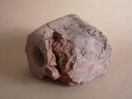 TYR-4001 - Bloc-tuyère
terre cuite
Bloc modelé en argile, sous la forme d'un parallélépipède massif, le plus souvent de section rectangulaire ou trapézoïdale; il est percé d'un axe correspondant à l'arrivée d'un soufflet et présente, à l'autre extrémité, de forte traces de feu.