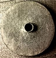 URN-4021 - Urne cinéraire a tubulus
plomb
Urne dont le couvercle, à bord débordant, est équipé au centre d'un tube permettant d'effectuer des libations au contact des cendres du défunt.