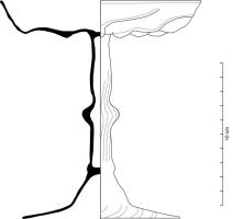 VAB-7002 - Verre avec tige creuse à bouton
verre
Verre à boire avec trois paraisons : une coupe généralement décorée de côtes moulées saillantes, une tige creuse avec un bouton centré et une base circulaire.