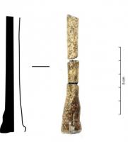 VAB-7006 - Verre à tige pleine
verre
Verre à boire dont la coupe est généralement décorée de côtes saillantes, la tige étant pleine, sans décor. On note des traces de torsions sur la tige.