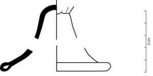 VAB-7011 - Coupe à pied tronconique
verre
Coupe probablement côtelée, avec un pied tronconique refoulé formant un ourlet sur la base.