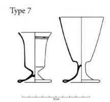 VAB-8003 - Verre à boire Barrera 7
verre
Verre à pied avec une base courte refoulée formant un ourlet. La base de la coupe est carénée, la lèvre peut être droite ou éversée.