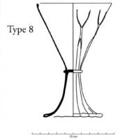 VAB-8004 - Verre à boire Barrera 8
verre
Grand verre à boire biconique dont la base est refoulée, formant un ourlet. La partie étroite, séparant le pied de la coupe est munie d'une bague. La surface extérieure peut être décorée de motifs moulés, de type côtes croisées. La base peut être légèrement godronnée.
Il existe une variante à Limoges avec non pas un anneau de verre rapporté, mais la jonction des deux paraisons qui est écrasée pour former un boudin, parfois godronné.