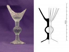 VAB-9006 - Jambe à bouton
verre
Verre dont la jambe pleine est complétée, en son centre d'un bouton creux, rainuré. La base est non refoulée et la coupe conique.